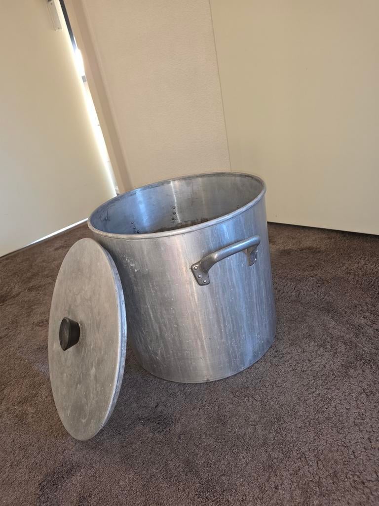 Ouderwetse waspan met deksel, Ophalen