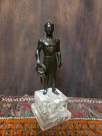 Art Deco Atleet Beeldje met Lauwerkrans op Marmeren Sokkel, Antiek en Kunst, Ophalen of Verzenden