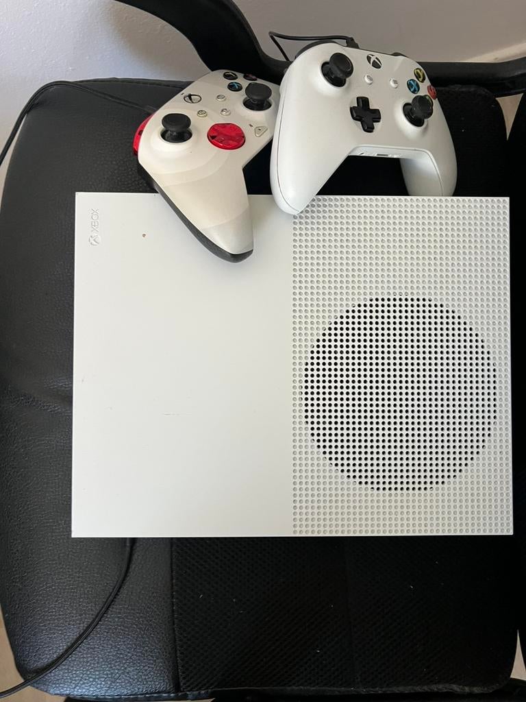 Xbox one + Tv, Spelcomputers en Games, Ophalen of Verzenden, Zo goed als nieuw, 1 TB, Met 1 controller