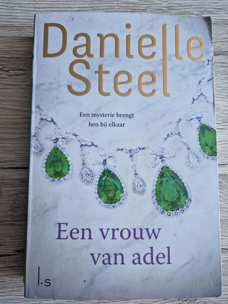 Danielle Steel - Een vrouw van adel, Ophalen of Verzenden, Zo goed als nieuw, Danielle Steel