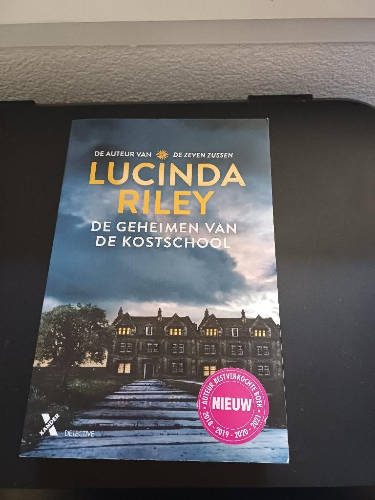 Lucinda Riley.,,de geheimen van de kostschool,,, Boeken, Thrillers, Ophalen of Verzenden, Zo goed als nieuw, Lucinda Riley, Europa overig