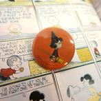 Snoopy Peanuts Comics Heks Lucy 44MM Button Pin Badge, Verzenden, Snoopy, Nieuw, Overige typen
