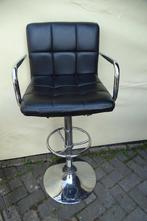 Barkruk, zwart leer met rug en armleuning, Ophalen, 60 tot 90 cm, Zo goed als nieuw, 1 kruk