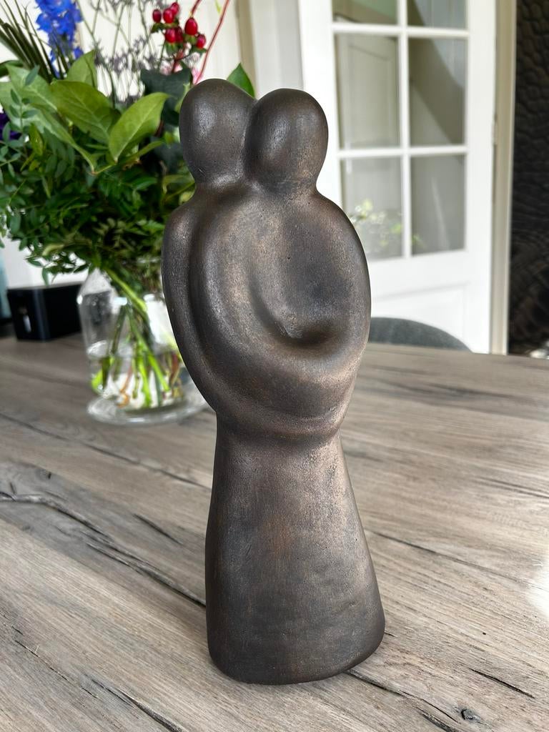 Abstract bronzen beeldje twee mensen omhelzing liefde, Ophalen of Verzenden, Brons