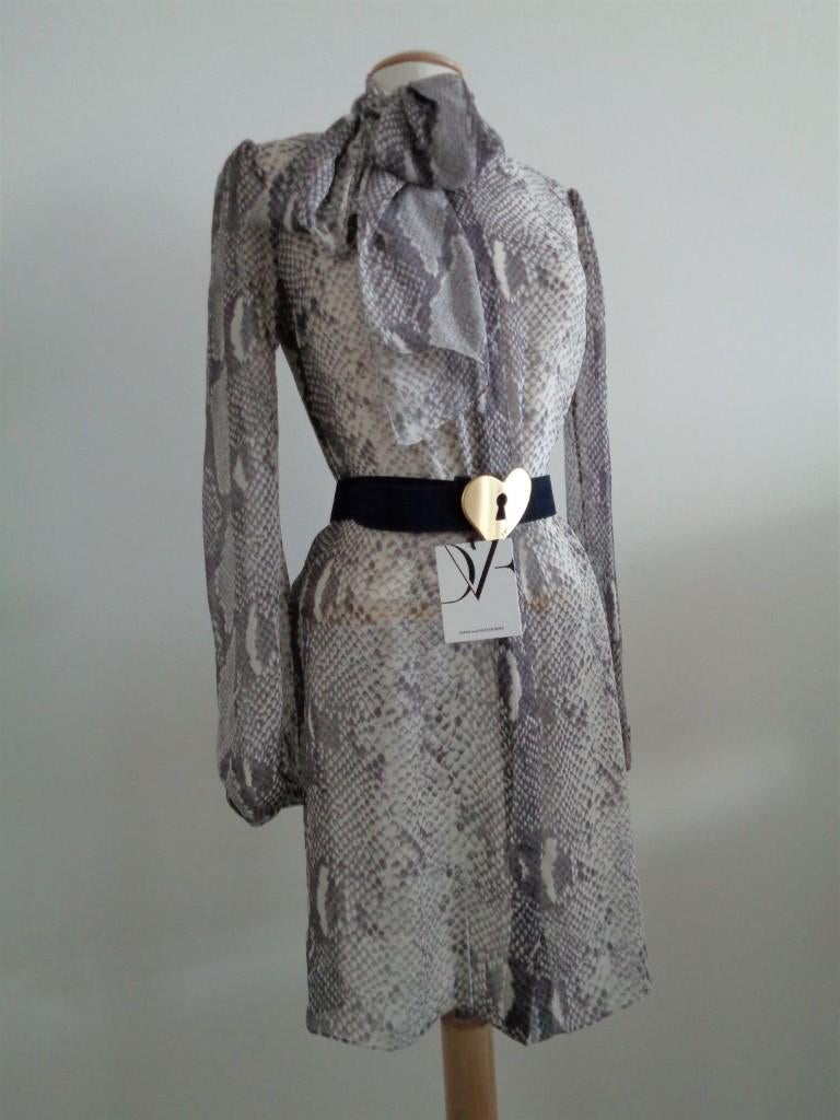 Diane von Furstenberg Jezebel chiffon snake dress, Nieuw, 38, Maat 38/40 (M), Nieuw, Ophalen of Verzenden, Grijs