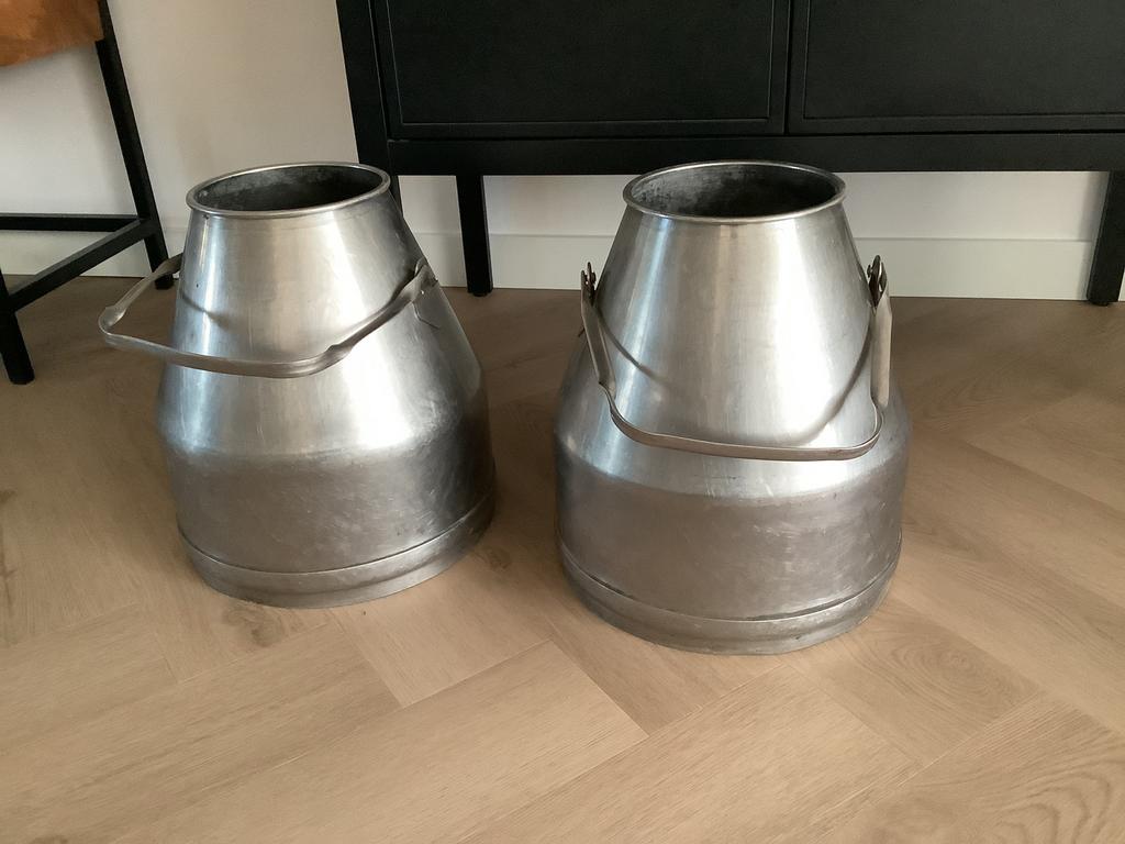 2 oude rvs melkbussen melkemmers melk emmers vintage, Ophalen of Verzenden, Rond, 25 tot 50 cm
