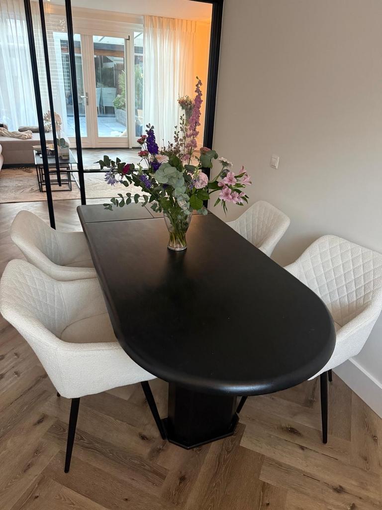 Uitschuifbare massief houten zwarte eettafel 4-6 pers., Ophalen, 50 tot 100 cm, Zo goed als nieuw, Vijf personen of meer