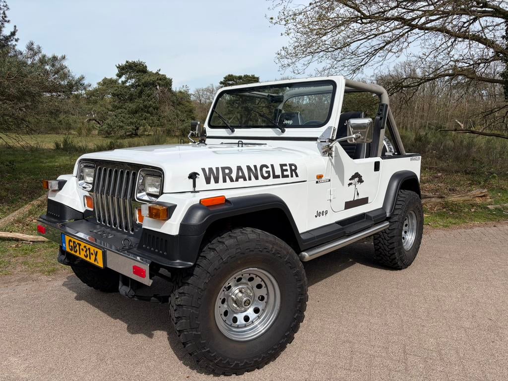 Unieke Jeep Wranger 2.5i Laredo Nwe APK, Auto's, Zwart, 4 cilinders, 4 stoelen, Wit