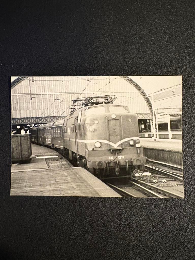 Originele foto locomotief NS 1211 te Amsterdam CS (1984), Verzamelen, Ophalen of Verzenden, Gebruikt, Trein