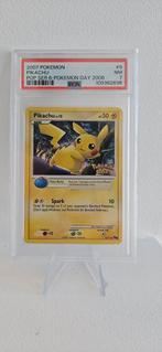 Pikachu Pokemon Day  2008/2007 PSA 7, Hobby en Vrije tijd, Verzamelkaartspellen | Pokémon, Ophalen of Verzenden, Zo goed als nieuw