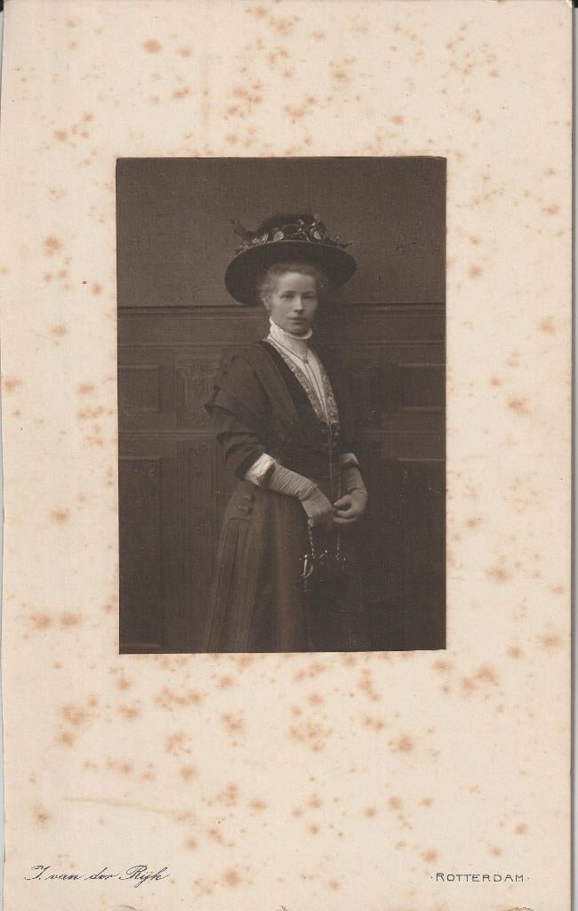 kabinetskaart: portret Vrouw staande (Rotterdam), Gebruikt, Verzenden, Foto, Voor 1940