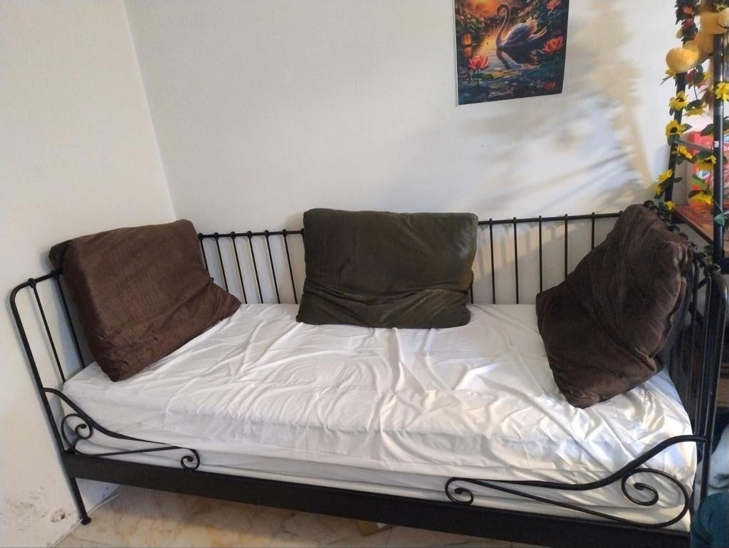 Zwart metalen bedbank met spijlen en krullen, Gebruikt, 90 cm, Eenpersoons, Zwart