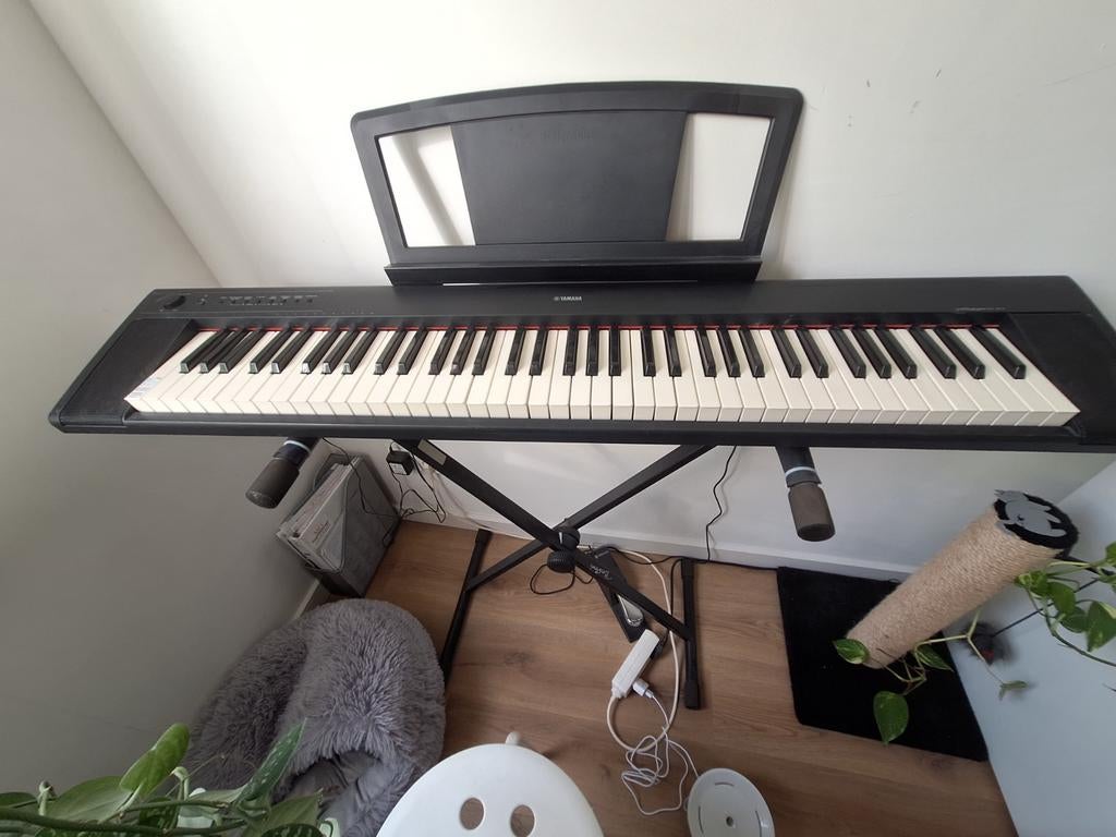 Yamaha Piaggero NP-31 Keyboard met standaard en pedaal, Muziek en Instrumenten, Keyboards, Ophalen, Gebruikt, Yamaha, Met standaard