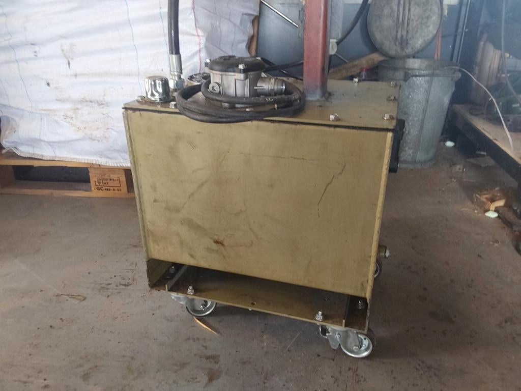 50 liter hydrauliek olie unit, 100 liter of meer, Ophalen, Gebruikt, Transportkar