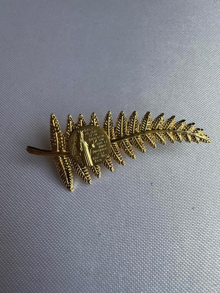 Religious vintage brooch with the Virgin Mary, Verzenden, Zo goed als nieuw, Overige materialen