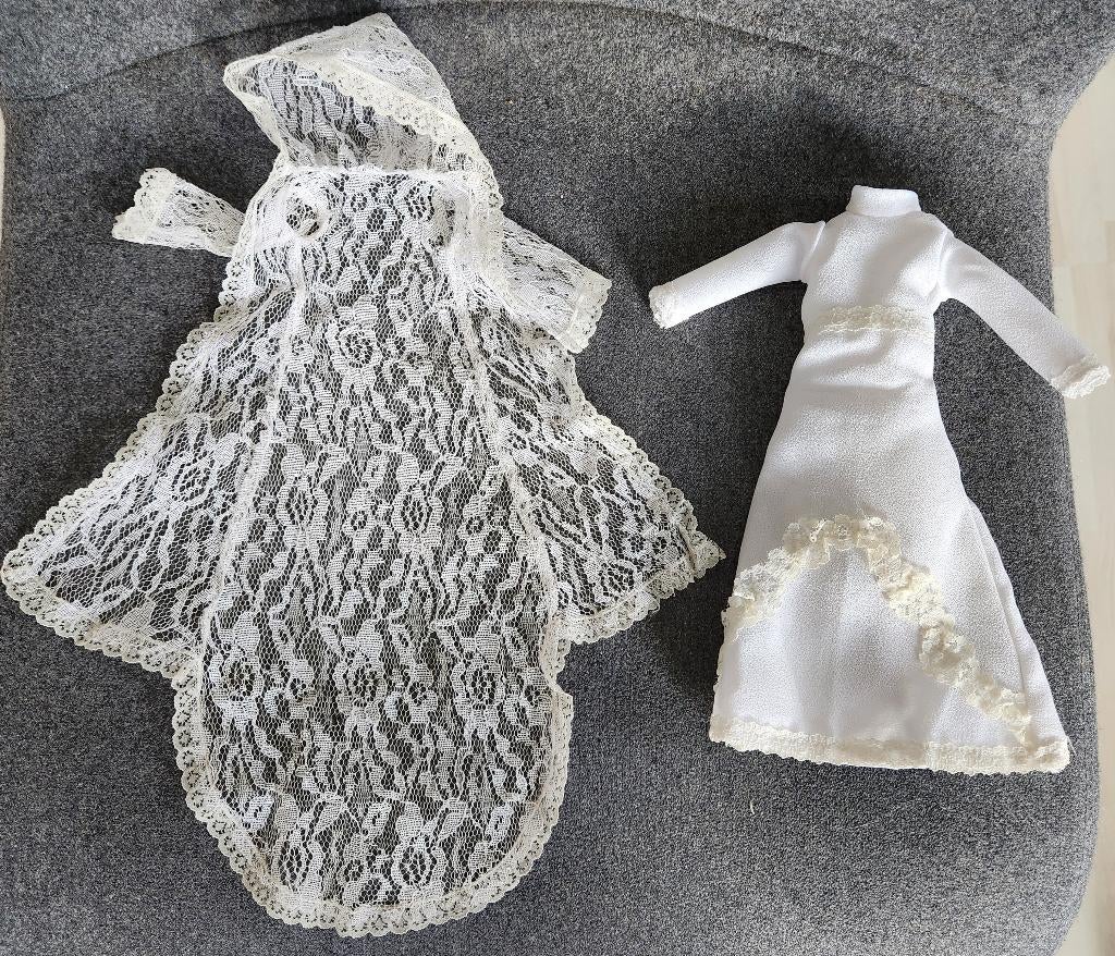Sindy 'White Wedding' bruidsjurk uit 1979, Verzamelen, Poppen, Ophalen of Verzenden, Zo goed als nieuw, Kleertjes