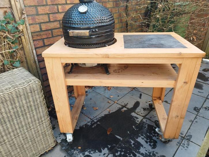 BBQ buiten tafel met mini kamado en toebehoren, Tuin en Terras, Houtskoolbarbecues, Zo goed als nieuw, Met accessoires, Ophalen of Verzenden