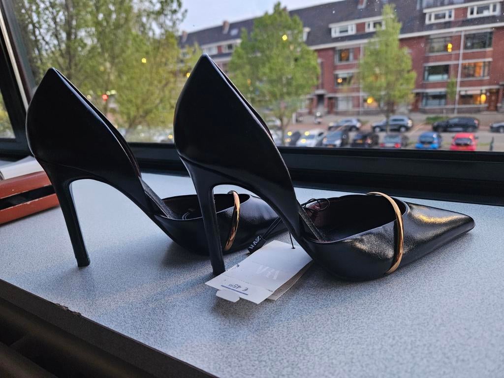 Zwarte Zara pumps met gouden detail - Maat 36, Pumps, Nieuw, Ophalen of Verzenden, Zara