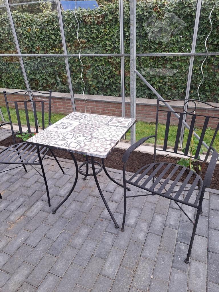 Gietijzeren tuinsetje bistroset tafel en 2 stoelen, Tuin en Terras, 2 zitplaatsen, Overige materialen, Gebruikt, Ophalen of Verzenden