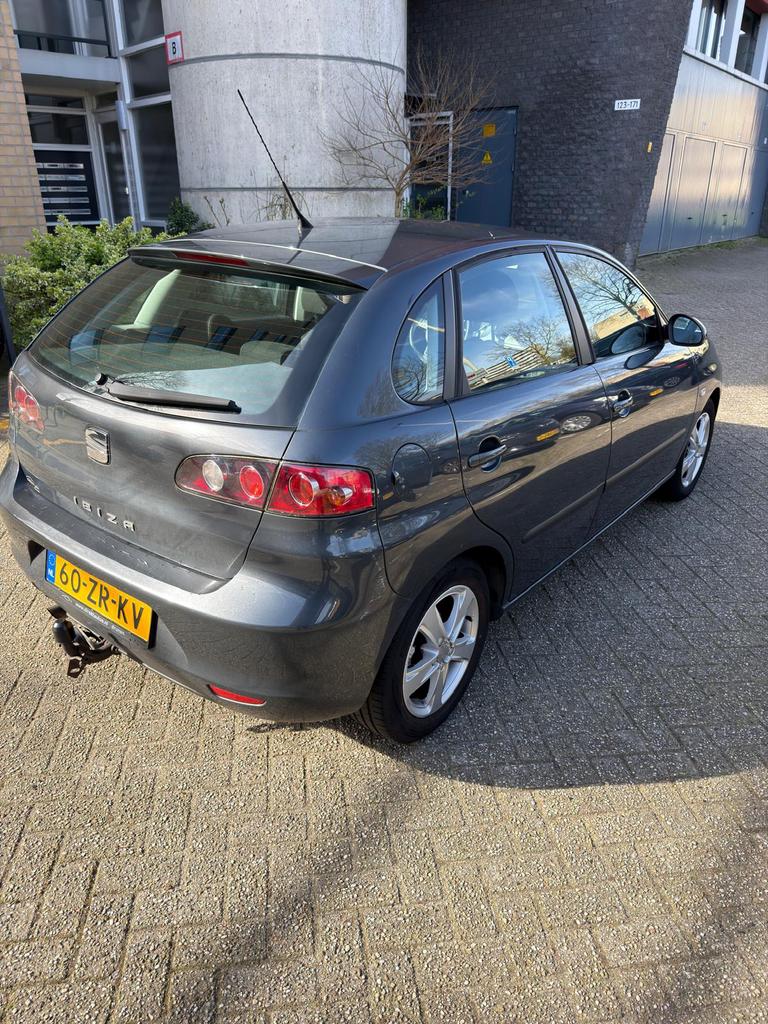 Seat Ibiza 1.6 77KW 5DRS 2008 Grijs APK tot maart 2027, Auto's, Voorwielaandrijving, 15 km/l, 1069 kg, 4 cilinders