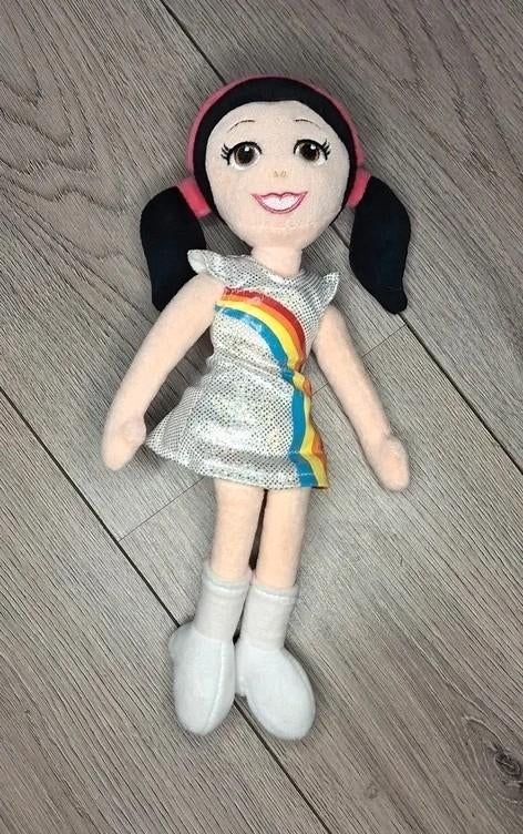 K3 knuffelpop Kathleen Studio 100 regenboog jurkje, Overige merken, Overige karakters, Overige typen, Ophalen of Verzenden