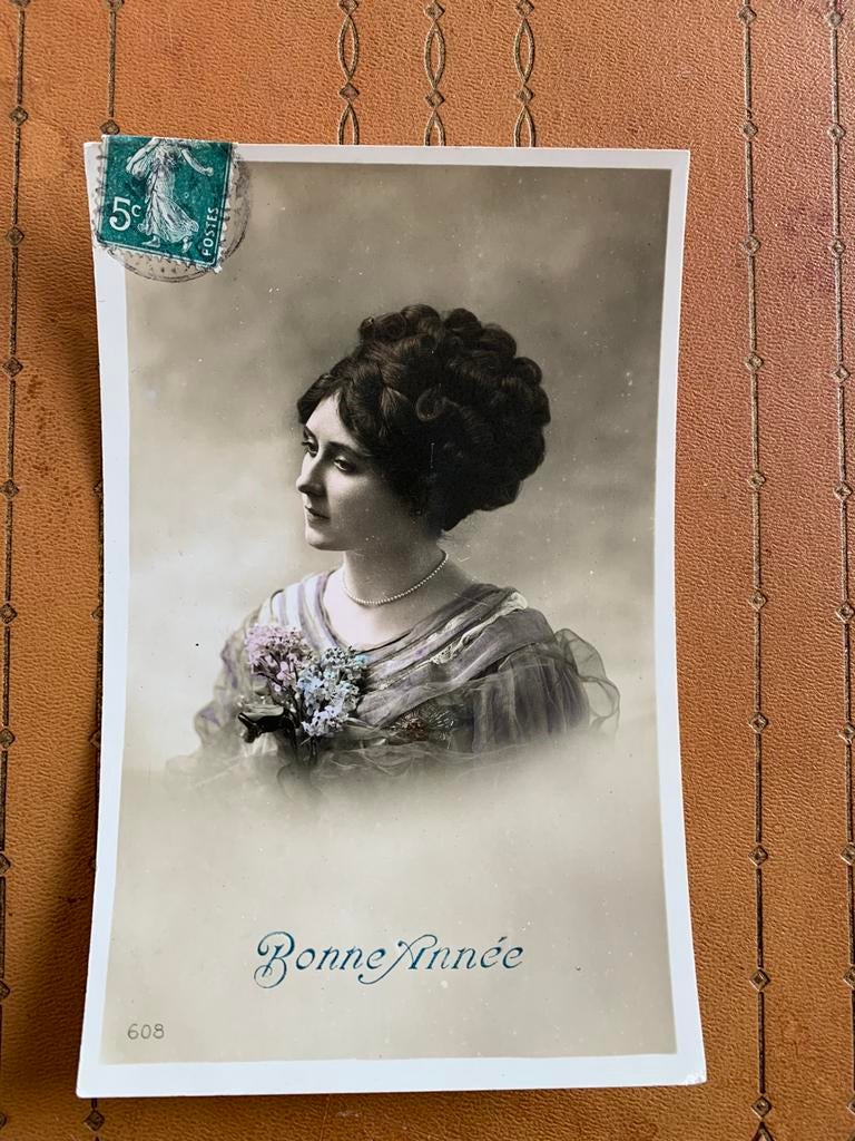 1910 Bonne Année - dame met bloemen, Verzamelen, Ansichtkaarten | Themakaarten, Ophalen of Verzenden, Voor 1920, Gelopen, Feest(dag)