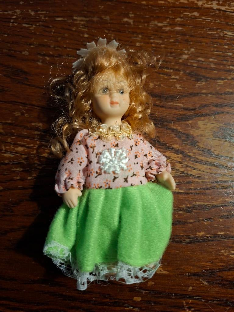 porseleinen popje met roze/groen jurkje, Verzamelen, Ophalen of Verzenden, Poppenhuis