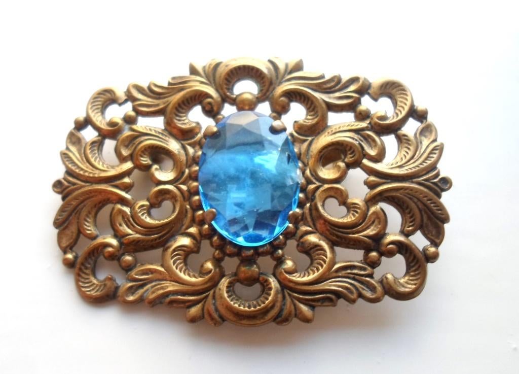 Oude broche met grote blauwe steen. Goudkleurig., Ophalen of Verzenden, Zo goed als nieuw, Goud, Overige materialen