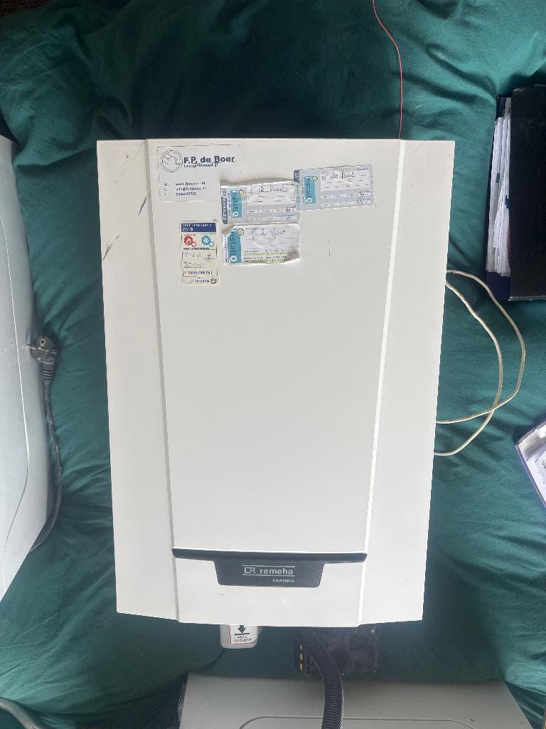 Remeha Tzerra 28C HR-combiketel (2021), als nieuw, €400 p/s, Doe-het-zelf en Verbouw, Verwarming en Radiatoren, 30 tot 80 cm, Cv-ketel of Combi-ketel