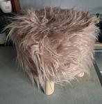 Laag krukje met nep vachtje op 4 blank houten pootjes, Ophalen of Verzenden, Zo goed als nieuw, Overige materialen