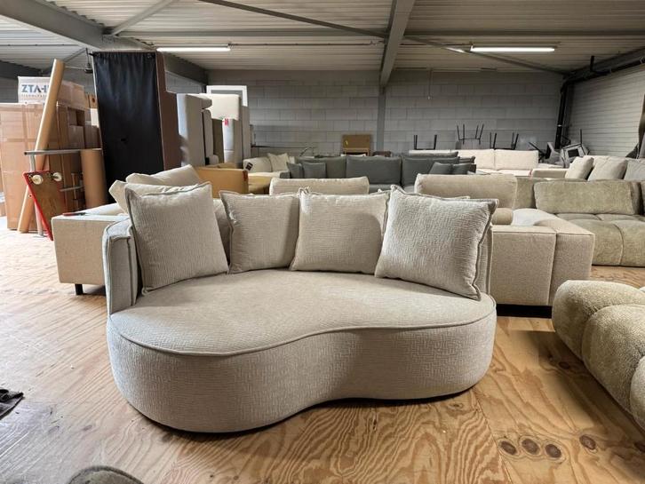 Adele lounge curve l Whoon l Room108 I van €1530 voor €899, Huis en Inrichting, Fauteuils, Zo goed als nieuw, Stof, 125 cm of meer
