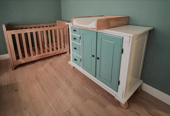 Babykamer: Commode (met aankleedkussenplank) en ledikant, Kinderen en Baby's, Kinderkamer | Complete kinderkamers, Zo goed als nieuw