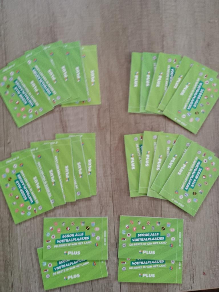 Plus voetbalplaatjes, 24 ongeopende pakjes, dus 96 plaatjes, Ophalen of Verzenden, Winkel, Super of Benzinepomp, Volle spaarkaart