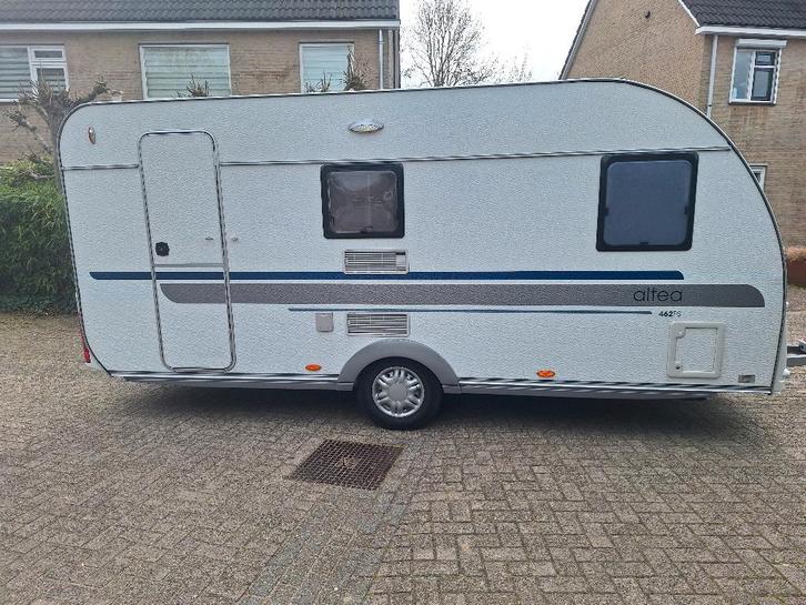 Adria Altea 462 PS, Caravans en Kamperen, Caravans, Particulier, tot en met 4, 1000 - 1250 kg, Treinzit, Adria, Frans bed, Omvormbare zithoek