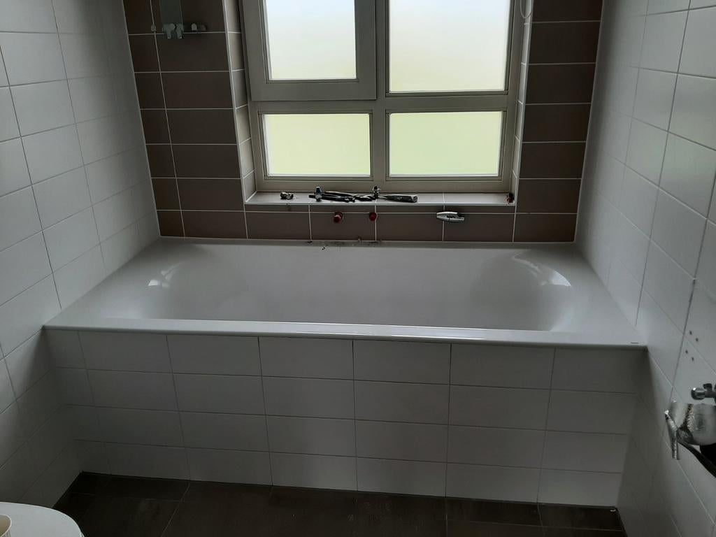 Ruim, mooi bad, 5 jaar jong, direct op te halen, Ophalen, Zo goed als nieuw, Bad