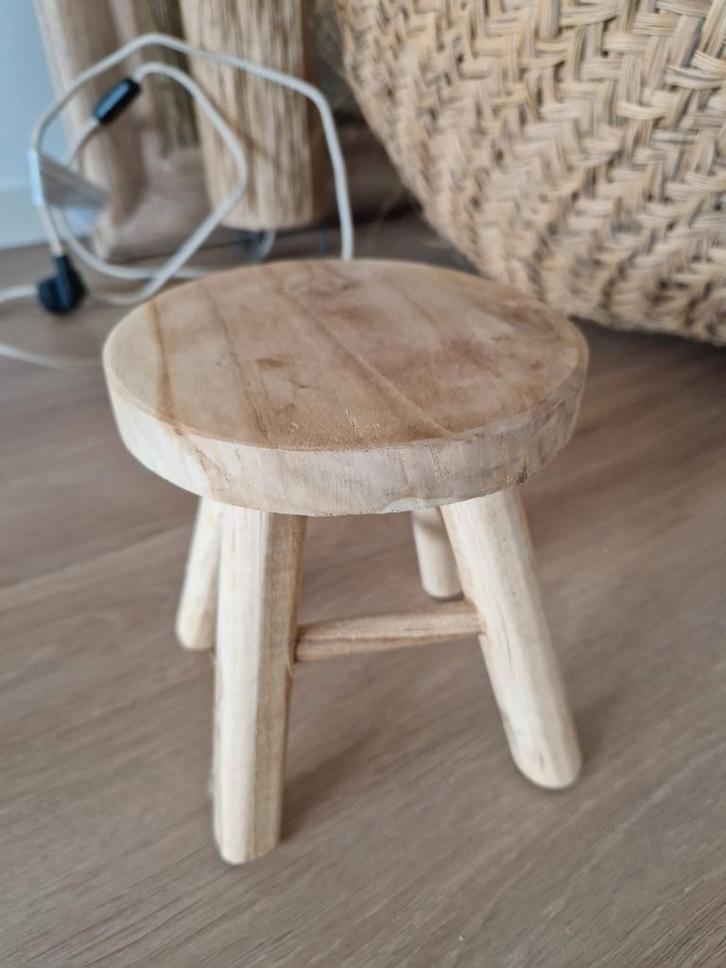 Leuk houten plantenkrukje - 17.5 cm hoog, 14.5 cm diameter, Huis en Inrichting, Krukjes, Gebruikt, Hout, Ophalen of Verzenden