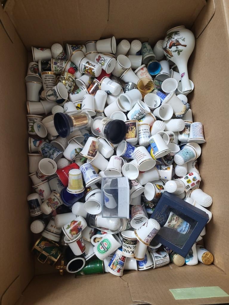 Grote collectie vingerhoedjes - > 200 unieke exemplaren, Ophalen of Verzenden, Zo goed als nieuw, Porselein