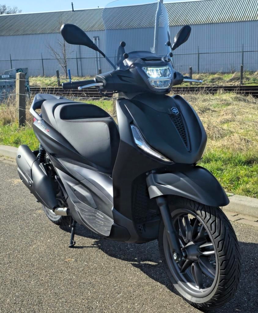 Piaggio Beverly S 400 HPE 2023 | 8.700 km | Zeer nette staat, Motoren, Motoren | Piaggio, Particulier, Scooter