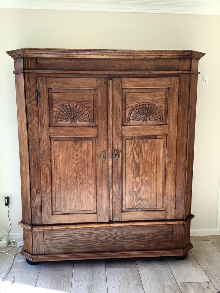 Antieke eiken kast met houtsnijwerk bruin, Antiek en Kunst, Antiek | Meubels | Kasten, Ophalen