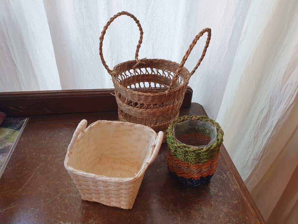 Drie rieten mandjes, waarvan twee geschikt voor plantjes, Verzamelen, Poppenhuizen en Toebehoren, Ophalen of Verzenden, Zo goed als nieuw