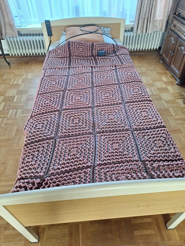 Senioren bed met verstelbare lattenbodem, Ophalen