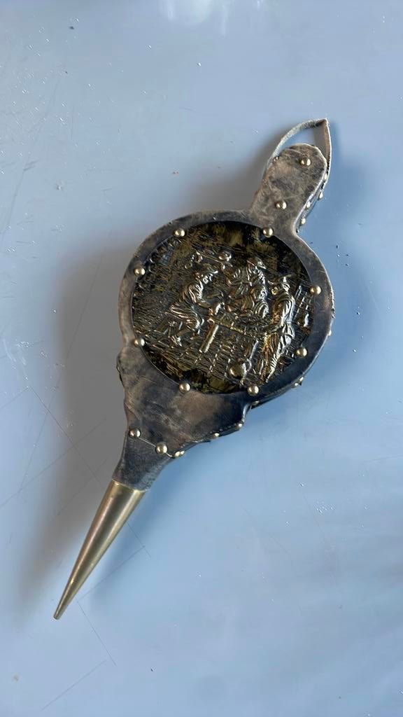 Oude Blaasbalg voor openhaard, Ophalen