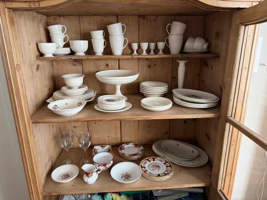 Exclusief servies: Wedgwood & Royal Albert (Queens Sprays), Huis en Inrichting, Keuken | Servies, Gebruikt, Compleet servies, Wedgwood