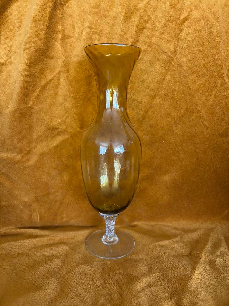 Amberkleurige vaas met gedraaide voet, Verzenden