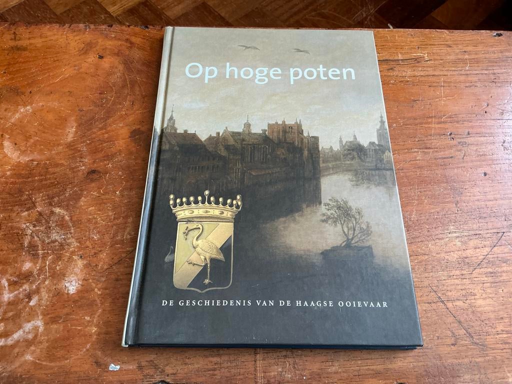 Op hoge poten: De geschiedenis van de Haagse ooievaar, Ophalen of Verzenden, 20e eeuw of later, Zo goed als nieuw