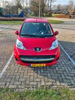 Peugeot 107 1.0 12V 5DR 2010 Rood, Auto's, Voorwielaandrijving, Euro 5, Stof, 4 stoelen