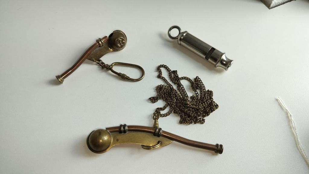 Twee bootsman fluitjes en een scouting fluitje, Antiek en Kunst, Verzenden