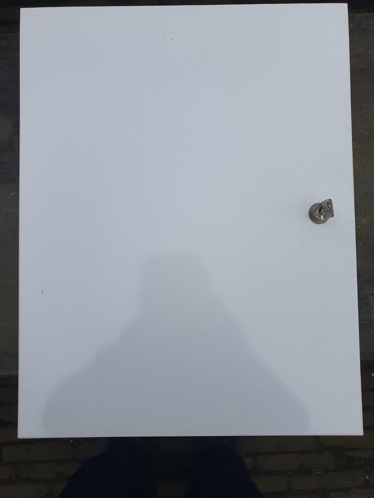 Witte metalen medicijnkast met slot, Ophalen, Gebruikt