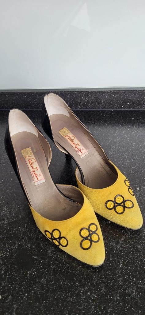 Gele suède pumps met lakleer, maat 38, Kleding | Dames, Schoenen, Pumps, Geel, Ophalen of Verzenden, Gedragen
