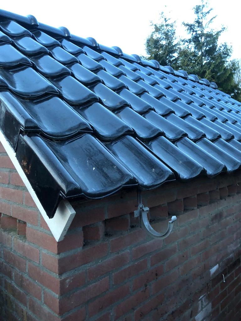 Geglazuurde zwarte dakpannen. monier 6, Doe-het-zelf en Verbouw, Dakpannen en Dakbedekking, Ophalen, Gebruikt, Steen of Klei, Zwart